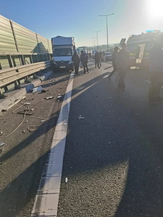 Traficul rutier a fost blocat pe Drumul Expres 12 după un accident între un TIR și două autoutilitare