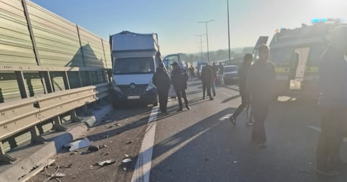 Accident pe Drumul Expres 12: TIR și două autoutilitare implicate, trafic blocat!