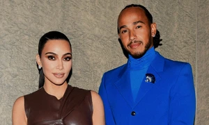 Kim Kardashian si lewis hamilton in 2021 FOTO X @metgalacrave jfif