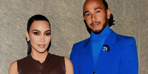 Kim Kardashian si lewis hamilton in 2021 FOTO X @metgalacrave jfif