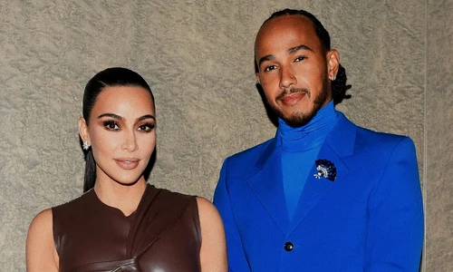 Kim Kardashian si lewis hamilton in 2021 FOTO X @metgalacrave jfif