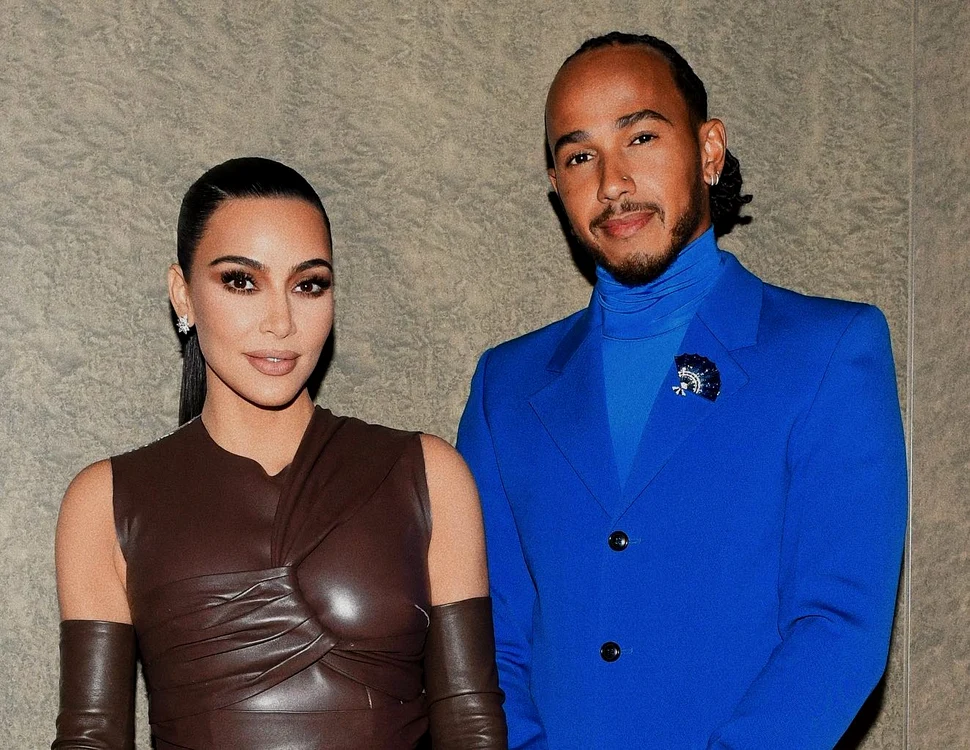 Kim Kardashian si lewis hamilton in 2021 FOTO X @metgalacrave jfif