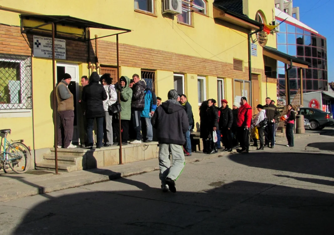 Oamenii aşteaptă să intre la laboratorul de analiză