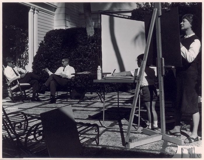 Fiica lui JFK, Caroline, surprinsă jucându-se în timp ce tatăl ei muncește