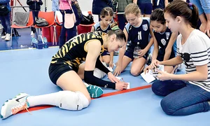 Autografele  au fost date şi pe  parchetul sălii jpeg