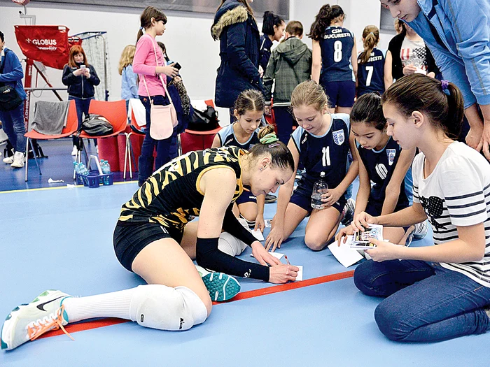 Autografele  au fost date şi pe  parchetul sălii