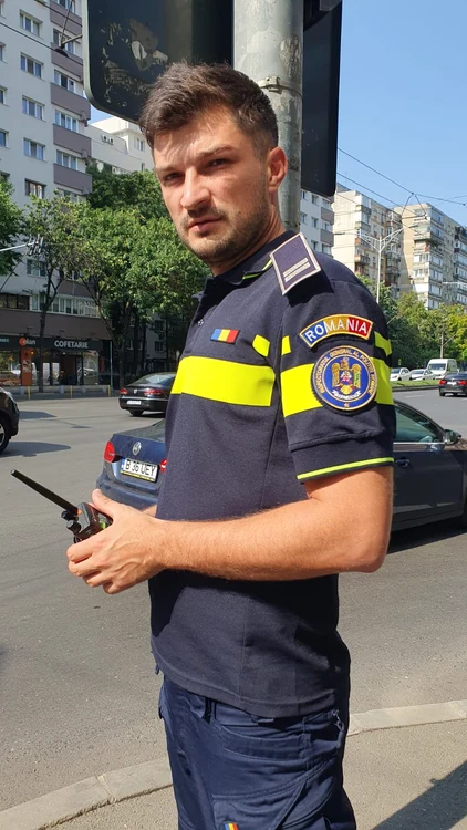 politist rutier in intersectie
