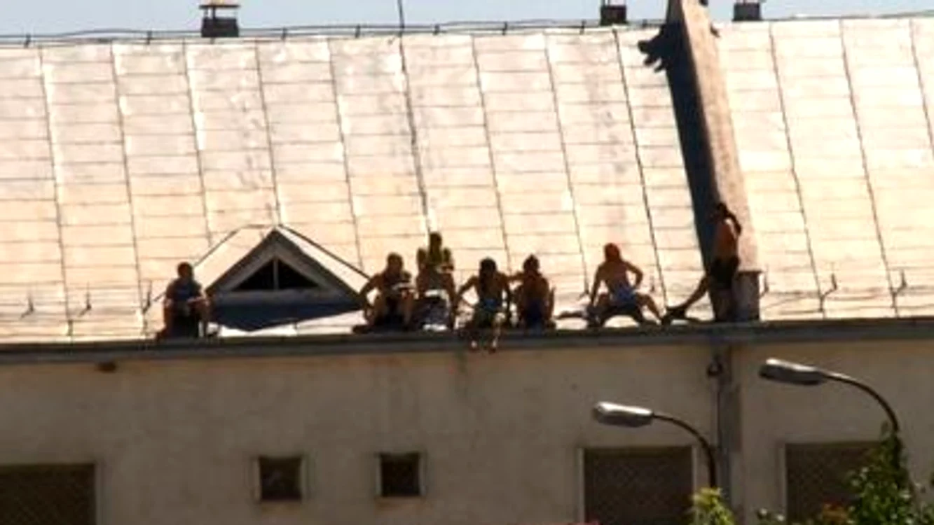 
    Deținuții de la penitenciarul din Iași au transformat cățăratul pe acoperișul închisorii într-un război al nervilor cu gardienii  