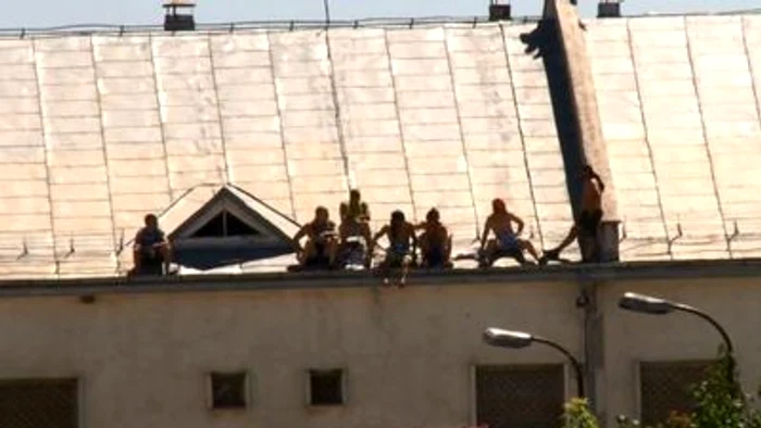 
    Deținuții de la penitenciarul din Iași au transformat cățăratul pe acoperișul închisorii într-un război al nervilor cu gardienii  