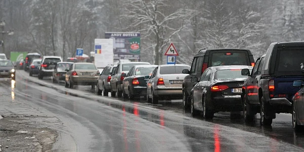 Maşinile au înaintat cu greu pe varianta ocolitoare