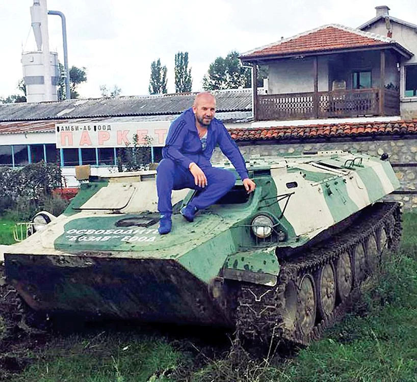 
    Bulgarul Dinko Valev se  foloseşte de vehicule militare  ca să-i depisteze pe refugiaţi   