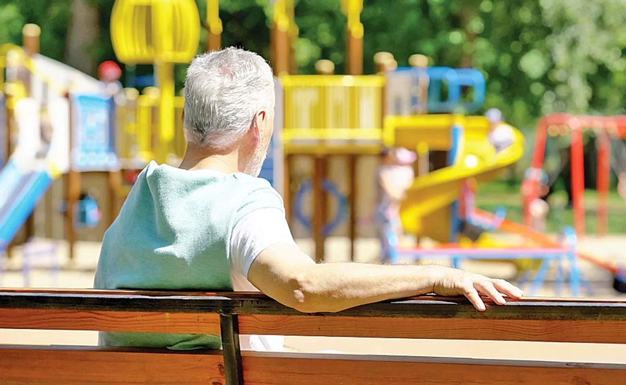 Pedofil în parcul de joacă SURSA Shutterstock