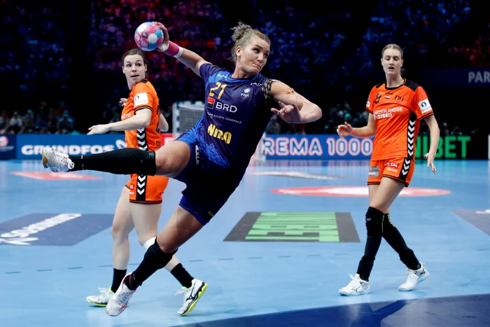 
    Crina Pintea a avut un procentaj de 100% la aruncările pe poartă: 5 goluri din tot atâtea posibileFoto: EPA-EFE  