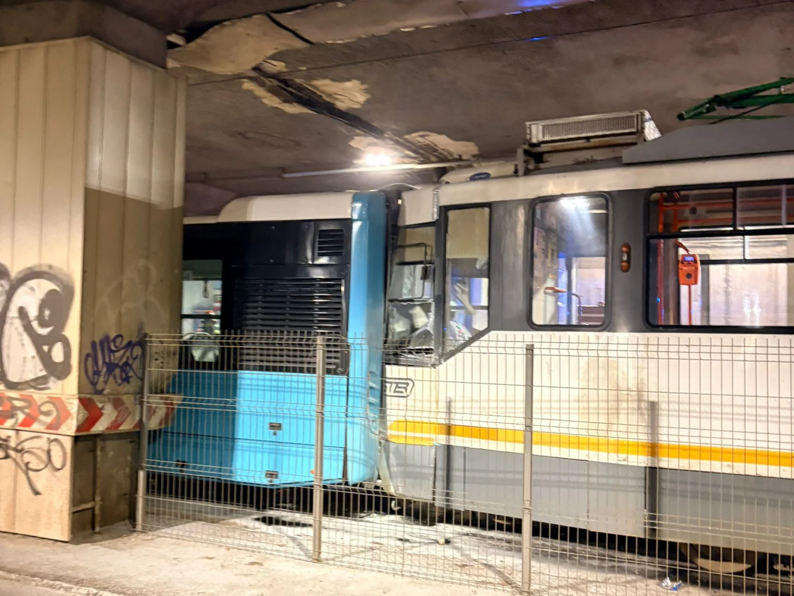 Accident în Pasajul Victoriei, între un autobuz STB și un tramvai. Cinci persoane au fost transportate la spital