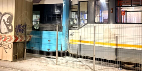 un tramvai a intrat in coliziune cu un autobuz foto b365 png