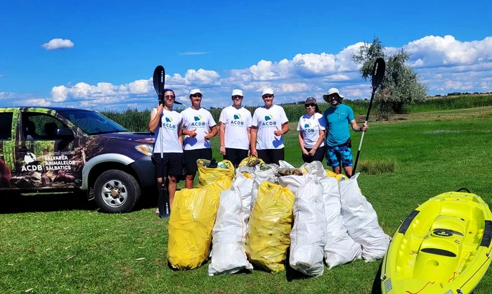 zeci de saci cu deseuri din plastic au fost stransi de pe siret