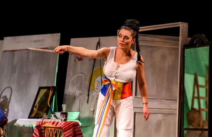 Actrița Ramona Dumitrean pe scena Teatrului Național din Cluj. FOTO Nicu Cherciu