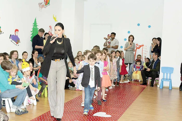 Raluca şi Denisa Tănase sunt îndrăgite de elevele lor