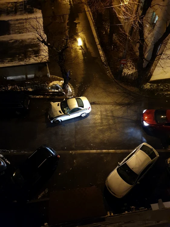 Maşina pe care o conducea agentul de poliţie a fost găsită abandonată câteva străzi distanţă de locul accidentului. FOTO Facebook Radare Maramureş