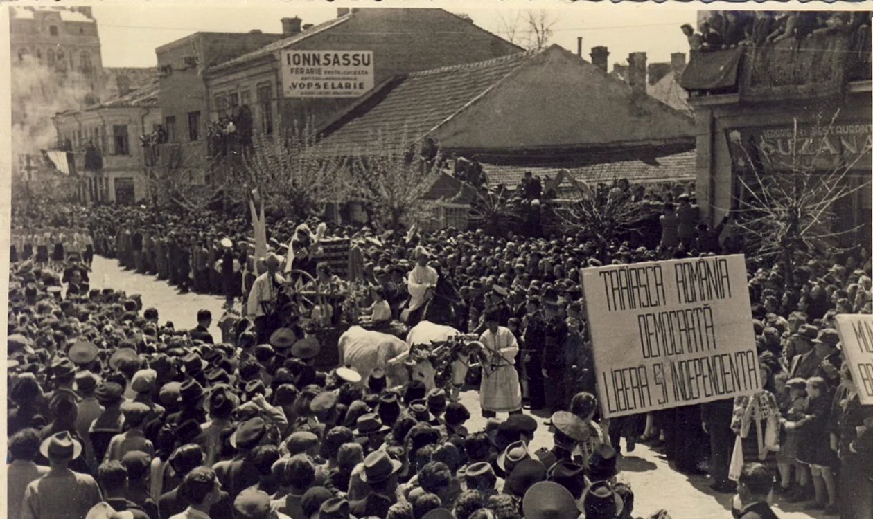 Sărbătorirea primului 1 Mai liber la Constanta, 1945. FOTO: MNIR