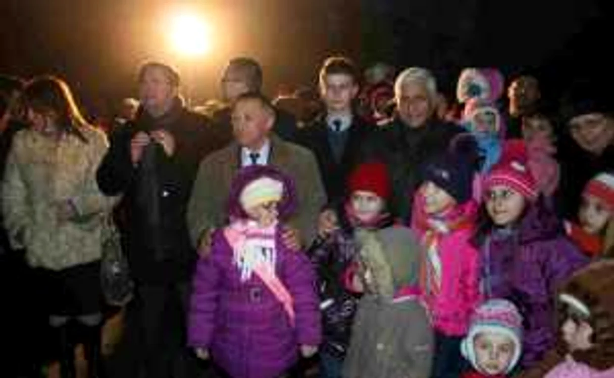 Autorităţile au asistat la spectacolul colindătorilor