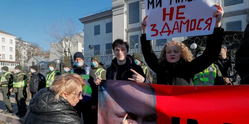 Protest in fata Ambasadei Rusiei la Kiev FOTO EPA-EFE