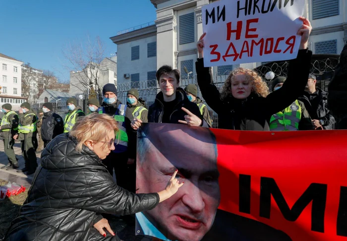 Protest în faţa Ambasadei Rusiei la Kiev FOTO EPA-EFE