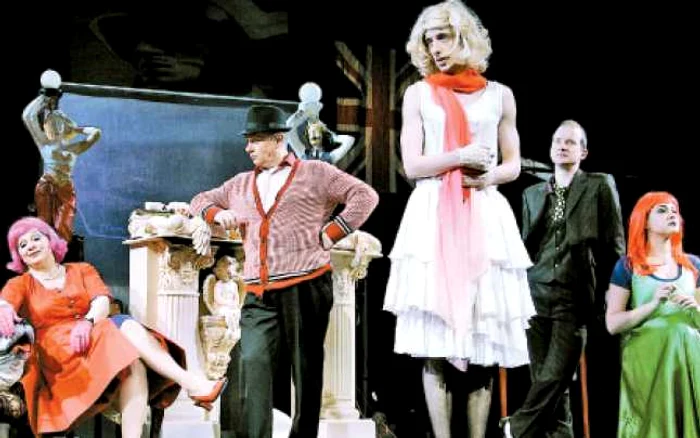 Actorii Teatrului de Comedie, în spectacolul „Cântăreaţa cheală & Lecţia“