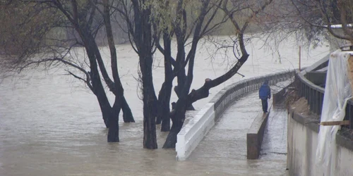 Locul amenajat pentru plimbare este inundat