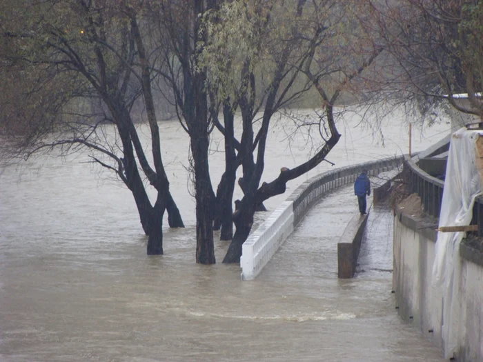 Locul amenajat pentru plimbare este inundat