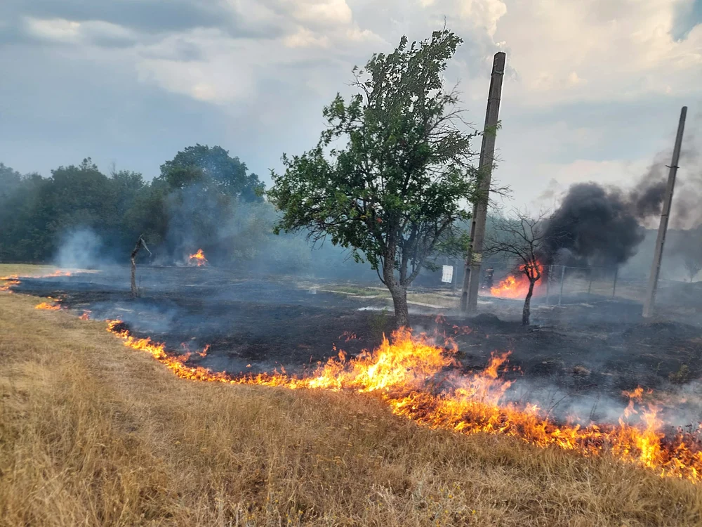 Incendiul din Poboru a fost stins după 24 ore FOTO: arhiva Iulian Bărăscu