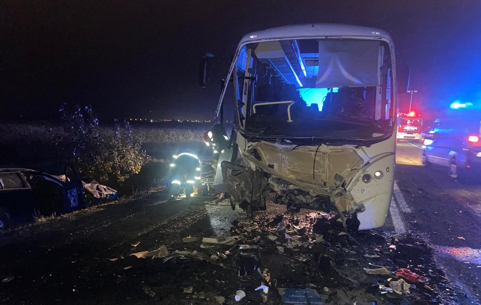 Cum s-a produs accidentul soldat cu doi morți și 19 răniți. Șoferul de 17 ani, cu mașina furată, a intrat într-un autocar cu muncitori străini