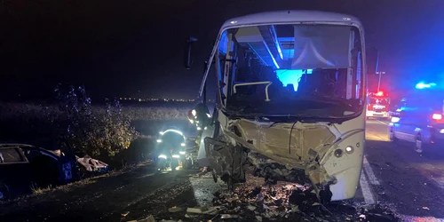 Accident pe DN 66 între un autocar și un autoturism. Foto: ISU Hunedoara