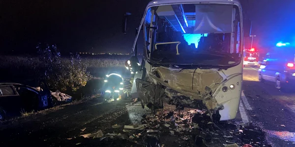 Accident pe DN 66 între un autocar și un autoturism. Foto: ISU Hunedoara