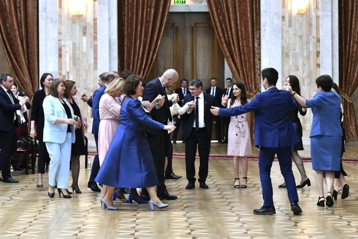 Horă românească la Chişinău a parlamentarilor de pe ambele maluri ale Prutului ⋆ Universul.net