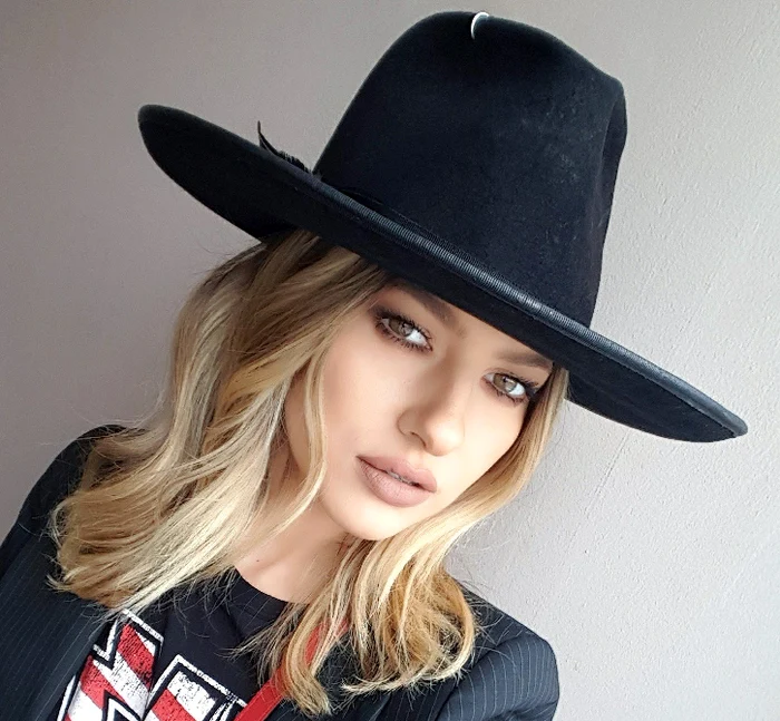 
    Lidia Buble poartă bocancii personalizațiFoto: Arhivă personală  