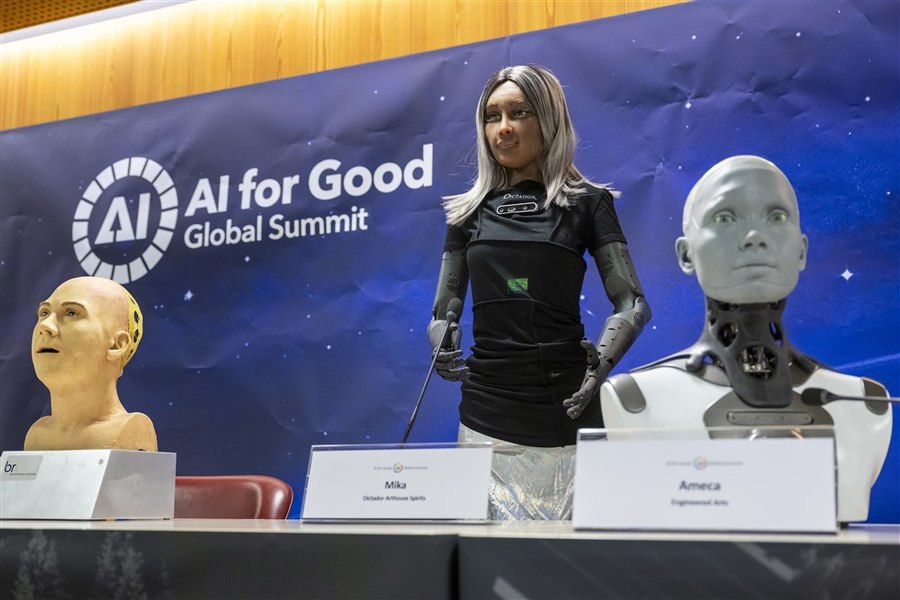 Roboții susțin că nu intenționează să fure locuri de muncă sau să se revolte împotriva oamenilor. Totuși, vor ceva VIDEO