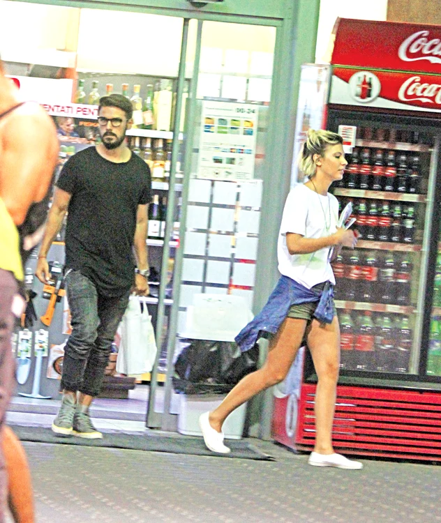 Sore şi iubitul ei au făcut cumpărături la benzinărie: ea a cărat reviste, el, plasele grele