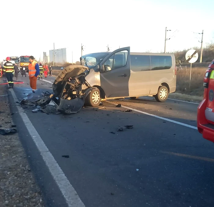 Un microbuz s-a ciocnit violent cu un autoturism, în Galați. Sursă foto: Captură video 