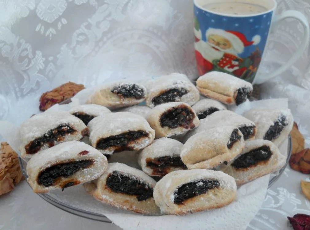 
    Cornuleţe cu dulceaţă şi nucă  