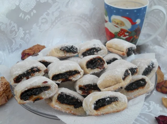 Cornuleţe cu dulceaţă şi nucă