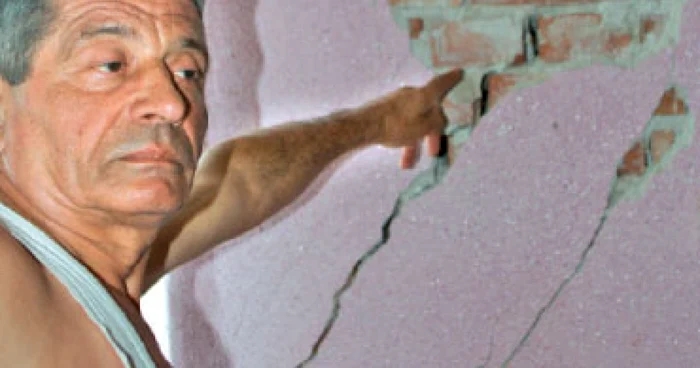 Chiriaşi într-o casă ce stă să cadă