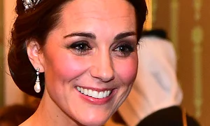 Kate Middleton, purtând tiara preferată a Prințesei Diana jpeg