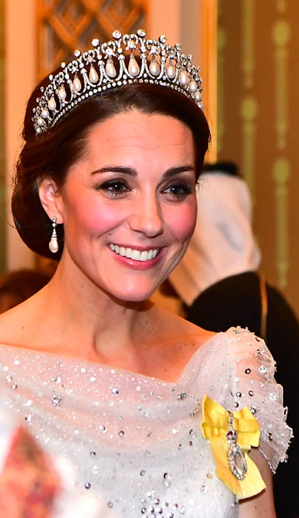 Kate Middleton, purtând tiara preferată a Prințesei Diana jpeg