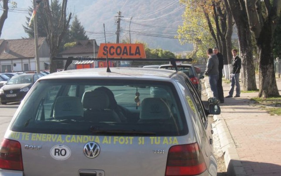 Județul din România unde zeci de tineri fac școala de șoferi gratuit. Primesc și masă caldă, dar și o calificare 