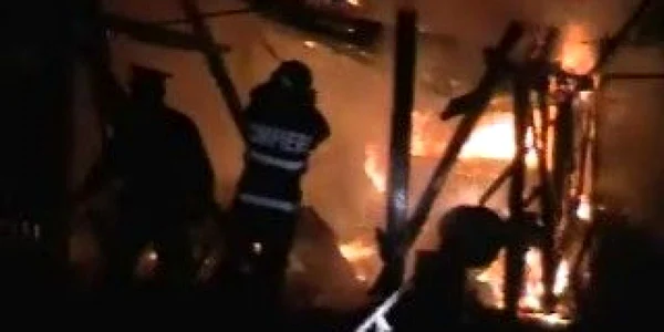 Pompierii au inervenit imediat înainte ca incendiul să se propage şi la celelalte camere 