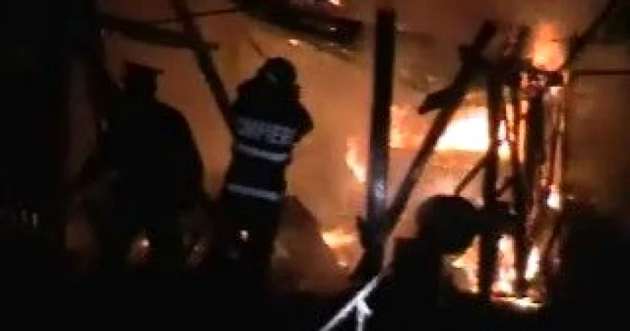 Pompierii au inervenit imediat înainte ca incendiul să se propage şi la celelalte camere 