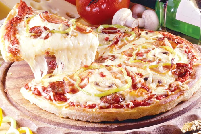 Pizza cu ciuperci şi mezeluri