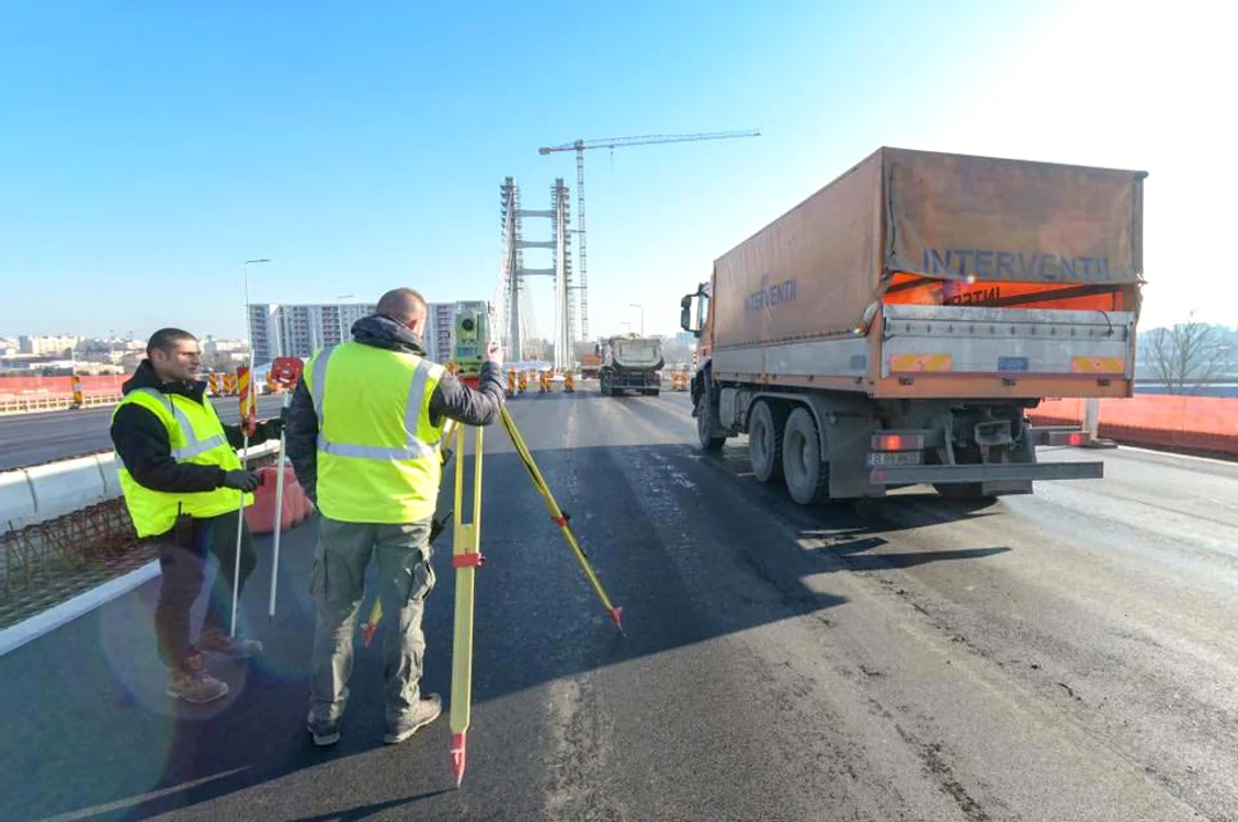 Lucrătorii de pe şantier au făcut ultimele măsurători