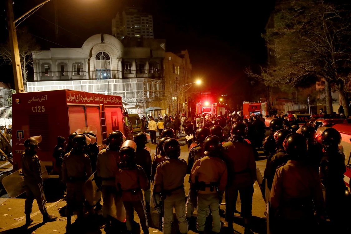 
    Protestatarii au aruncat cu coctailuri Molotov şi pietre în ambasadăfoto: AP  